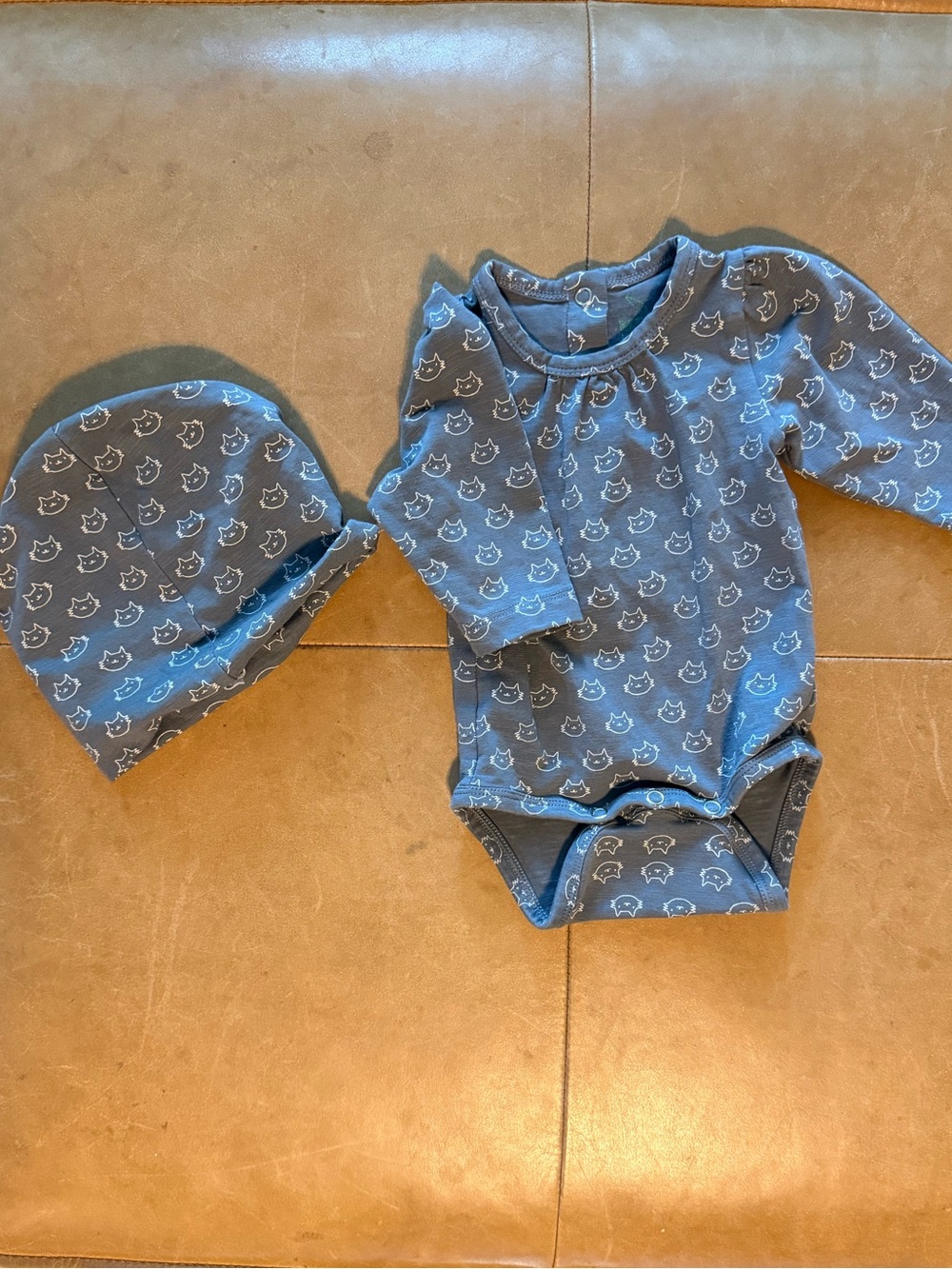 Kate Quinn Little Liam onesie and hat 0-3.m